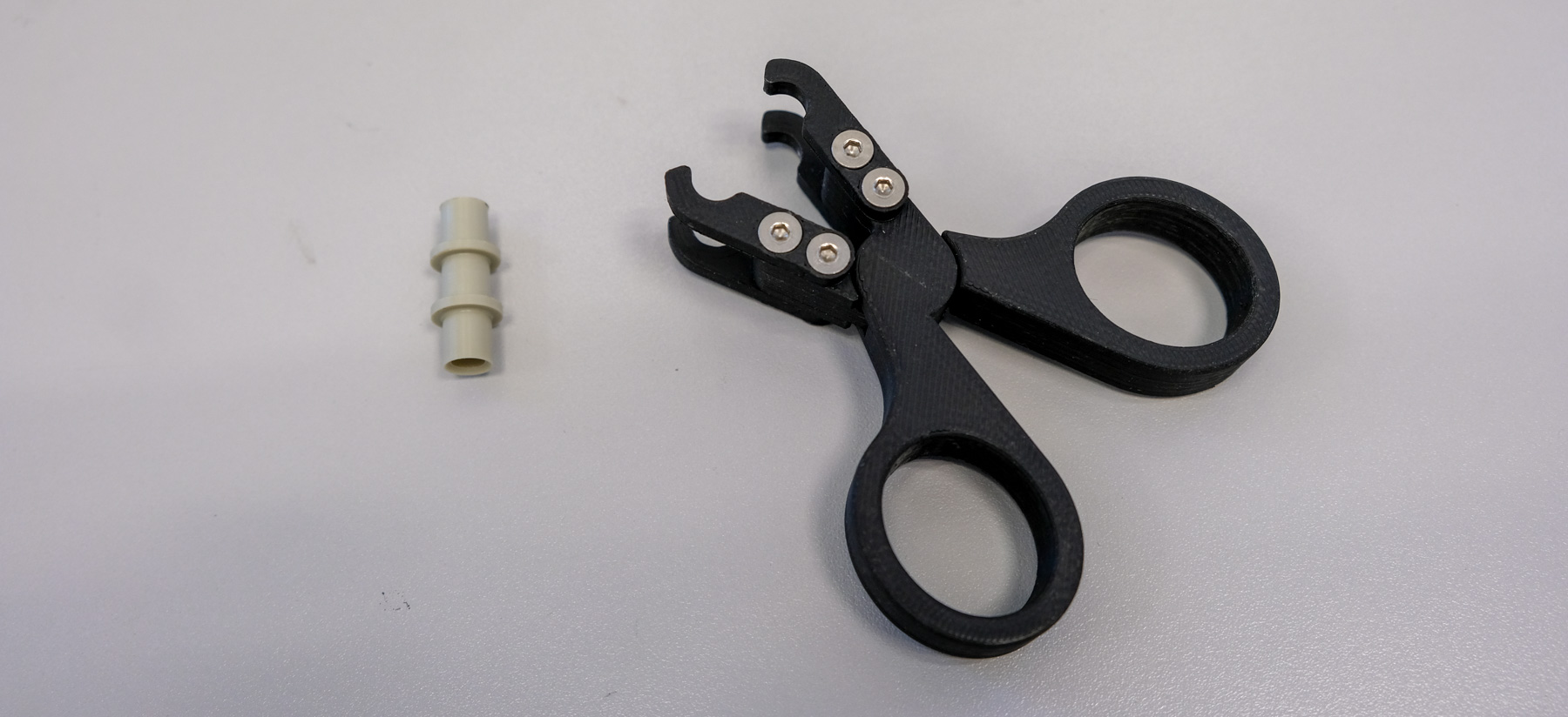 Scissors for replacing the sleeve